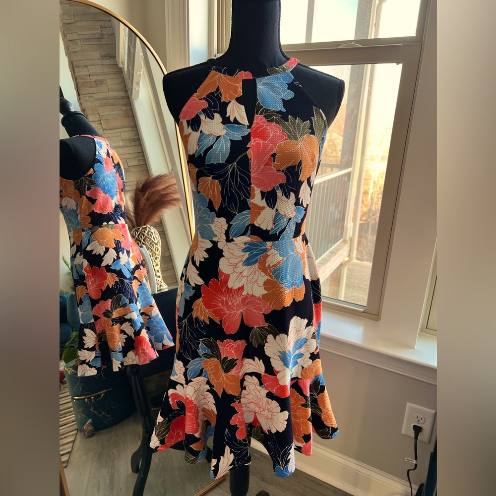 London Style collection for jc penny
Floral dress 
Size 4